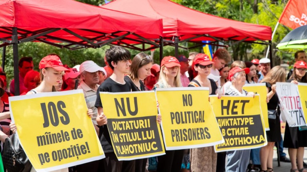 FOTO // Limba română dă bătăi de cap socialiștilor. Protestează având pancarte cu greșeli gramaticale
